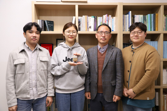 (왼쪽부터)진중현 교수 연구팀의 lan Navea 연구원, 신나현 연구원, 진중현 교수, 한재혁 연구원.